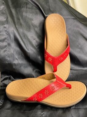 Vionic Red Floral-Detail Thong Sandals
